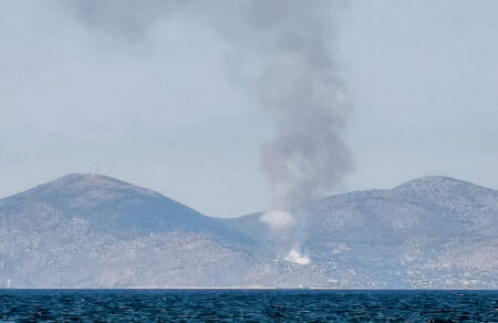 salamina-megali-fotia-se-dasiki-ektasi-minyma-apo-to-112-kai-ischyres-dynameis-791832