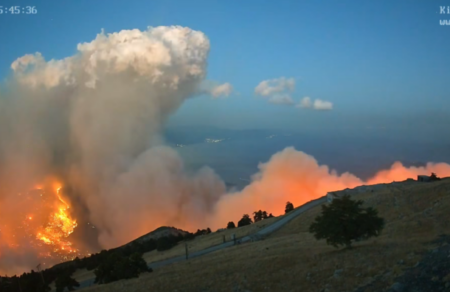 sygklonistiko-timelapse-vinteo-i-exaplosi-tis-fotias-apo-ton-kithairona-sto-porto-germeno-799366