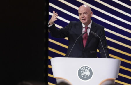 infantino-to-dimosieyma-peri-chrimaton-se-gynaika-poy-eiche-schesi-i-uefa-kai-i-apantisi-toy-800780