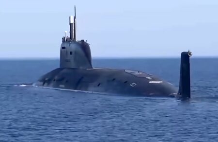 en-plo-to-rosiko-ypovrychio-tis-apokalypsis-oi-pyrinikes-torpiles-poseidon-kai-oi-apeiles-kata-tis-vretanias-806944