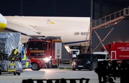 mystirio-sti-leipsia-drone-me-ekriktika-sto-aerodromio-kai-sygkroysi-aeroskafoys-tis-dhl-me-agnosto-antikeimeno-799551
