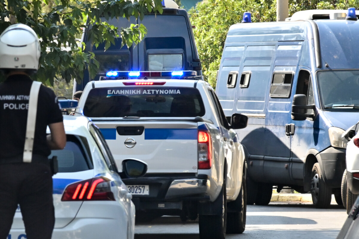 Eνώπιον εισαγγελέα και ανακριτή για να απολογηθεί οδηγήται η 46χρονη κατηγορούμενη για συμμετοχή στην εμπρηστική επίθεση που σημειώθηκε στις 5/5/2010 σε τραπεζικό κατάστημα της Marfin στην Αθήνα. Παρασκευή 7 Αυγούστου 2026  (EUROKINISSI)