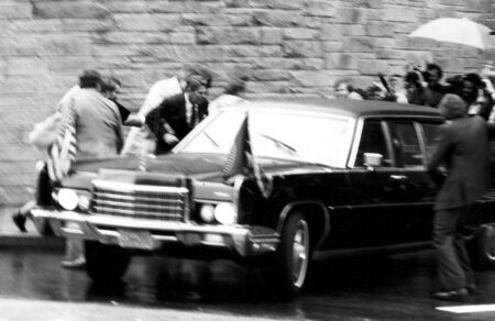 o-andras-poy-pyrovolise-ton-rigkan-stelnei-minyma-sti-tzonti-foster-45-chronia-meta-i-skoteini-syndesi-me-to-taxi-driver-802513