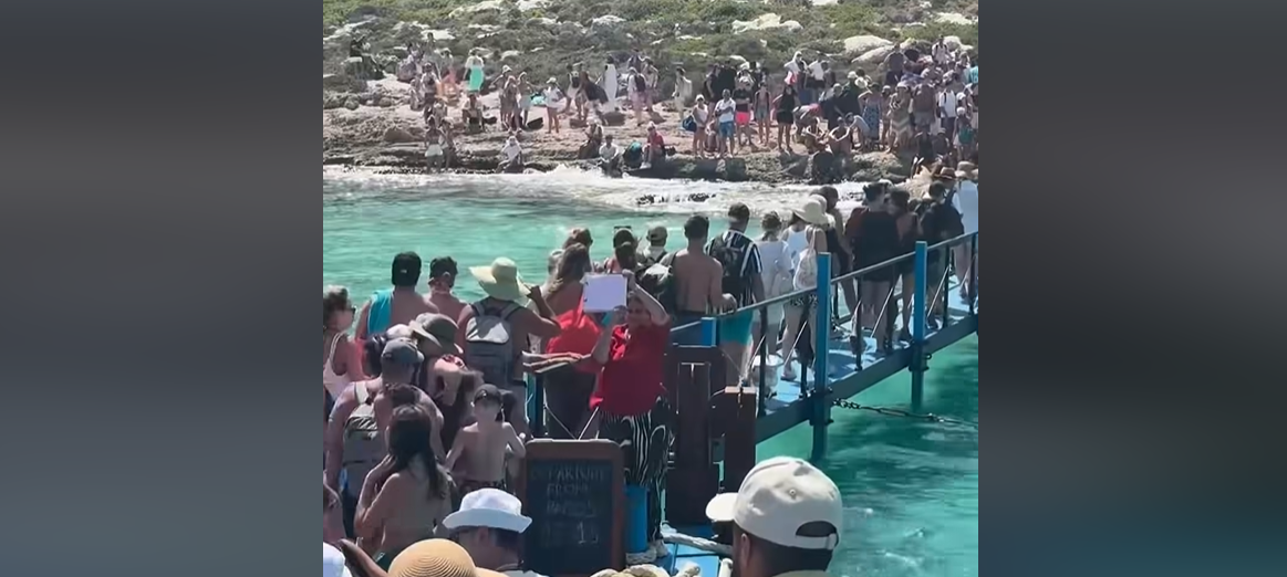 Viral video / Χιλιάδες τουρίστες στριμώχνονται για την παραλία Μπάλος στην Κρήτη
