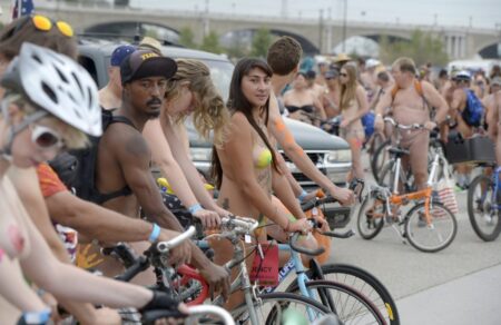 world-naked-bike-ride-gymnoi-sta-podilata-otan-i-diamartyria-ginetai-giorti-801358