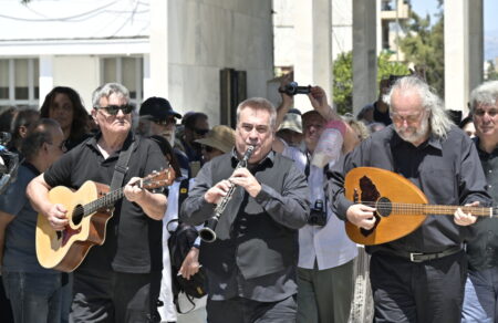 lakis-chalkias-me-ipeirotiko-klarino-kai-ti-famprika-to-teleytaio-antio-799967