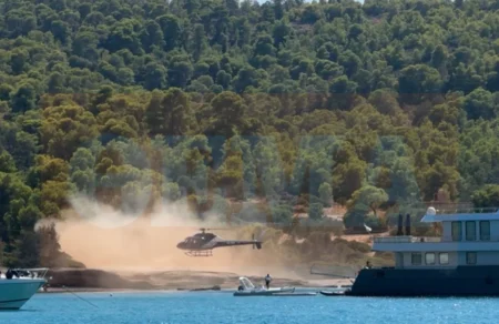 spetses-erotimata-gia-tin-prosgeiosi-elikopteroy-se-paralia-to-mayro-sakidio-kai-oi-ischyrismoi-ton-cheiriston-806183