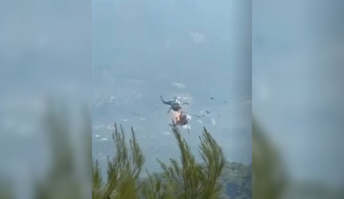 Φωτιές / Η στιγμή της σύγκρουσης των ελικοπτέρων που επιχειρούσαν στην Ψάθα – Δύο άνθρωποι χωρίς τις αισθήσεις τους [Βίντεο]