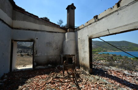 porto-germeno-sygklonistiko-vinteo-katagrafei-floges-na-katapinoyn-spitia-799546