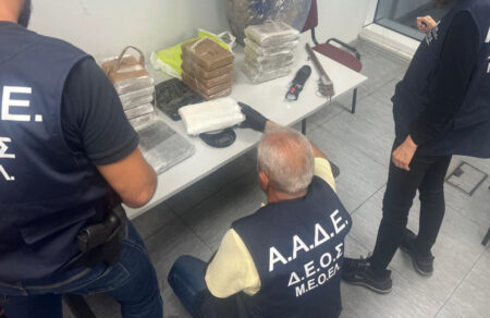 aade-entopistikan-268-kila-kokainis-apo-tin-kolomvia-se-ypo-anegersi-oikima-813617