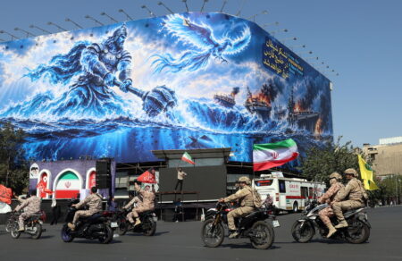 iran-pros-tramp-min-kaneis-to-lathos-na-epitetheis-apeilei-amerikanikoys-stochoys-meta-tin-aporripsi-toy-schedioy-toy-819474