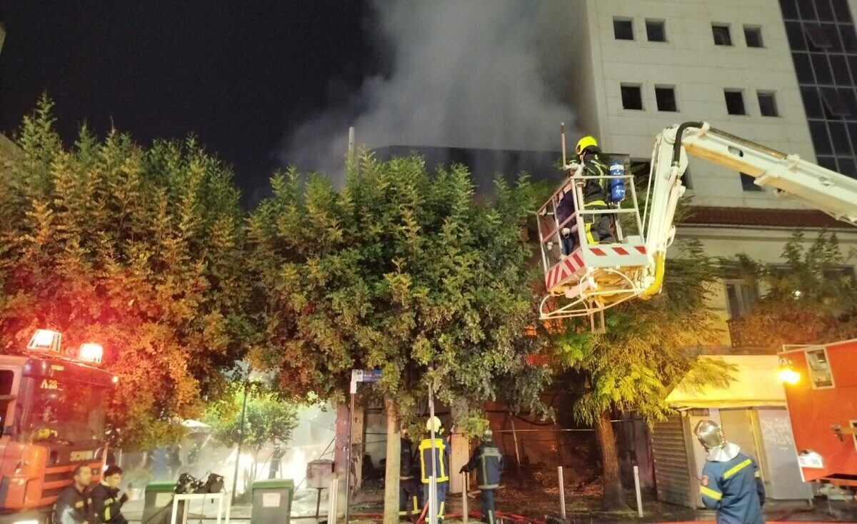 Πειραιάς / Μεγάλη φωτιά σε κατάστημα υφασμάτων – Κάηκε ολοσχερώς