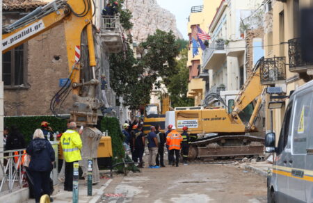 ekrixi-stin-plaka-nekroi-kai-oi-exi-agnooymenoi-anapantita-erotimata-gia-ta-aitia-819257