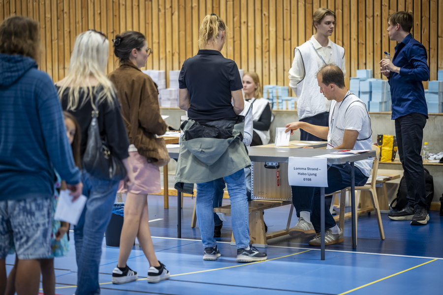 Πολίτες ψηφίζουν στη Σουηδία. EPA/JOHAN NILSSON SWEDEN OUT