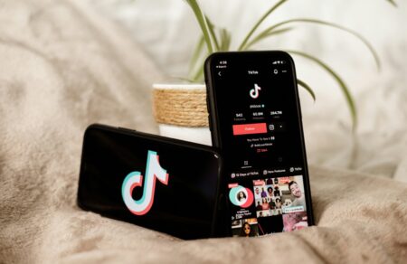 tiktok-symvivasmos-me-tin-alampama-meta-apo-agogi-gia-ethismo-kai-vlavi-stoys-efivoys-ti-kaleitai-na-plirosei-819279