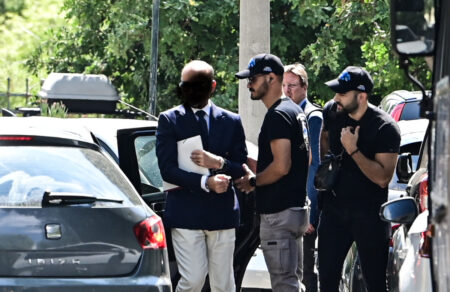 giorgos-mazonakis-meta-tis-apokalypseis-o-georgiadis-proaniggeile-qr-code-stin-eisodo-ton-iatreion-814113