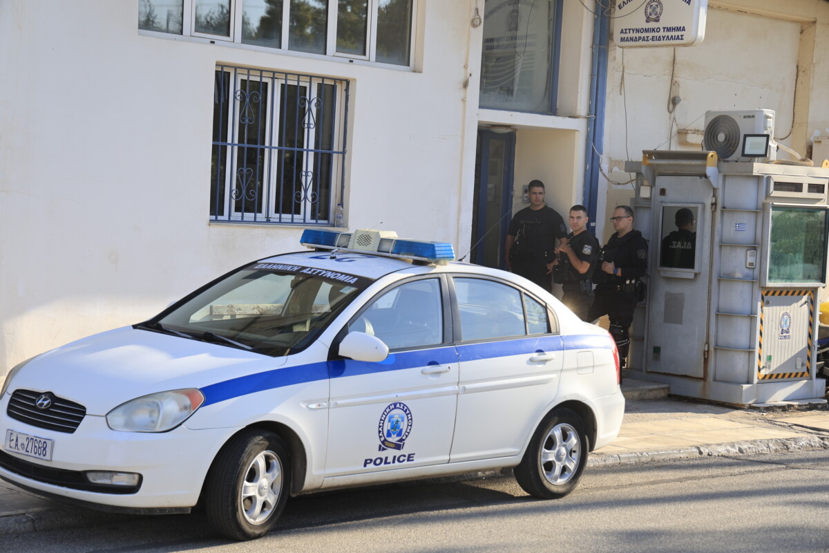 Επίθεση στο αστυνομικό τμήμα Μάνδρας