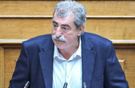 sta-akra-i-kontra-polaki-patoyli-eisai-apateonas-o-proedros-ton-pseyton-ellados-ti-apantaei-o-proedros-toy-isa-817480