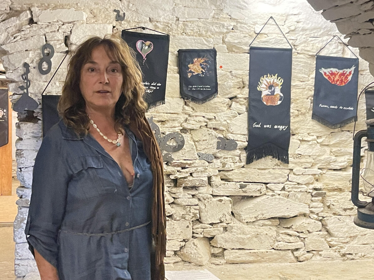 Το «Σεληνόφως» της Λυδίας Βενιέρη στην Τήνο / Εκεί όπου το πένθος μεταμορφώνεται σε φως