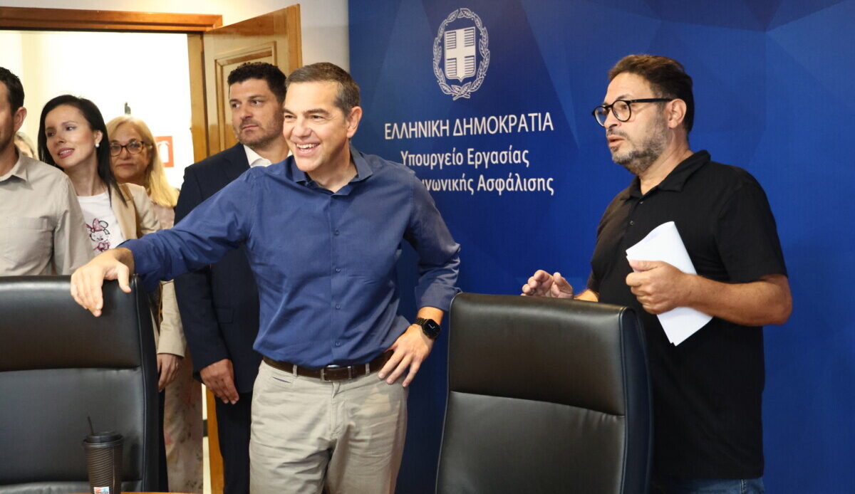 Από τη συνάντηση του προέδρου της ΕΛ.Α.Σ. Αλέξη Τσίπρα με την Ομοσπονδία Υπαλλήλων ΟΑΕΔ. (ΓΙΑΝΝΗΣ ΠΑΝΑΓΟΠΟΥΛΟΣ/EUROKINISSSI)