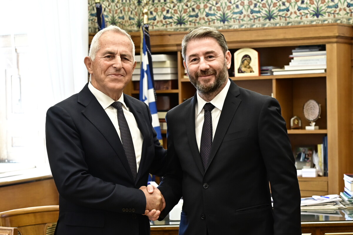 Συνάντηση του προέδρου του ΠΑΣΟΚ-Κινήματος Αλλαγής, Νίκου Ανδρουλάκη με τον ανεξάρτητο βουλευτή Ευάγγελο Αποστολάκη στο γραφείο του στη Βουλή.   Δευτέρα 5 Οκτωβρίου 2026  (ΜΙΧΑΛΗΣ ΚΑΡΑΓΙΑΝΝΗΣ / EUROKINISSI)