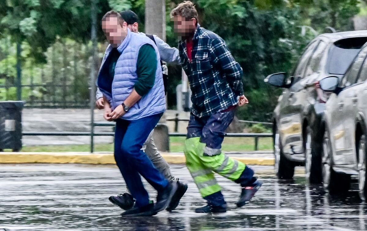 ΣΤΟΝ ΕΙΣΑΓΓΕΛΕΑ ΟΔΗΓΕΙΤΑΙ Ο 32ΧΡΟΝΟΣ ΡΟΥΜΑΝΟΣ ΠΟΥ ΜΑΧΑΙΡΩΣΕ ΤΑ ΞΗΜΕΡΩΜΑΤΑ ΤΗΝ ΠΡΩΗΝ ΣΥΝΤΡΟΦΟ ΤΟΥ ΣΤΟ ΛΑΥΡΙΟ (ΜΙΧΑΛΗΣ ΠΑΠΑΝΙΚΟΛΑΟΥ/EUROKINISSI)