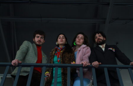 ektos-apo-ayto-mia-parastasi-se-monoprakta-toy-harold-pinter-832282