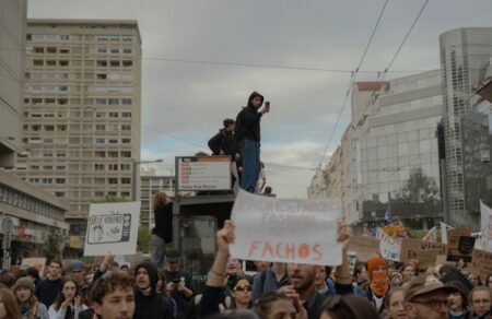 leyteris-foivos-vasilopoylos-to-mathitiko-kinima-sti-gallia-blocus-diaskedasi-kai-katastoli-827601