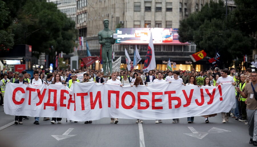 Φοιτητές κρατούν πανό με τη φράση «Οι φοιτητές νικούν» κατά τη διάρκεια πορείας υπέρ του κινήματος «Φοιτητική Λίστα – Οι φοιτητές νικούν», στο Βελιγράδι της Σερβίας. (EPA/ANDREJ CUKIC)