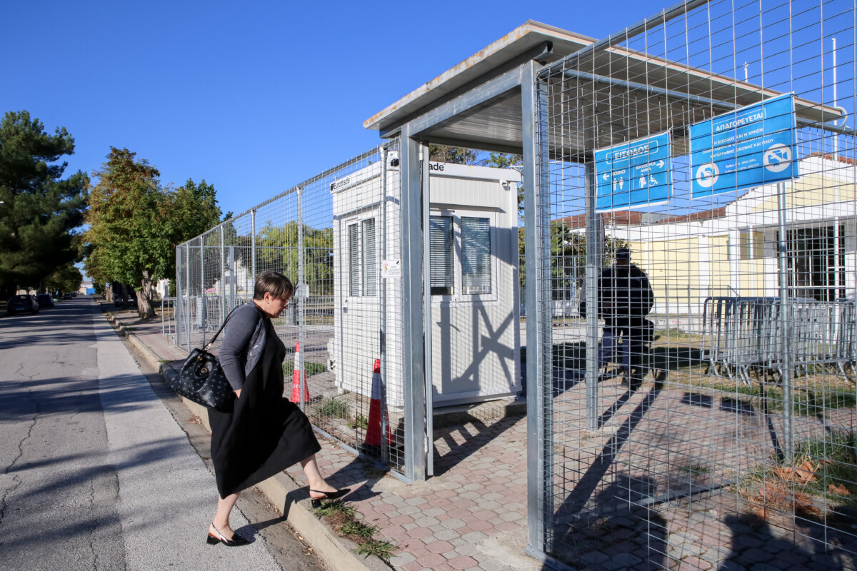 Δίκη για το σιδηροδρομικό δυστύχημα στα Τέμπη, που στοίχισε τη ζωή σε 57 ανθρώπους, κυρίως νέους ηλικίας 15 έως 25 ετών, στην Λάρισα.  Δευτέρα 5 Οκτωβρίου 2026.  (ΛΕΩΝΙΔΑΣ ΤΖΕΚΑΣ/EUROKINISSI)