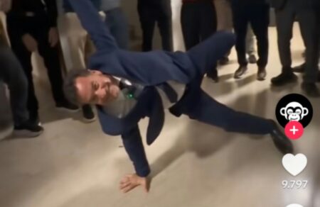 Ξέφυγε τελείως ο Άδωνις / Μετά το χοροπηδηχτό, με break dance «και α ...