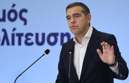 alexis-tsipras-den-tha-kano-ti-chari-ston-mitsotaki-na-ascholoymai-me-ton-androylaki-karfia-gia-gkilfoil-828345