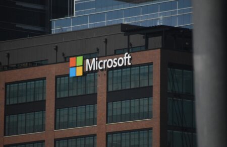 microsoft-ta-plyntiria-kai-to-gala-ypokeintai-se-aystiroteroys-kanones-apo-tin-techniti-noimosyni-826037