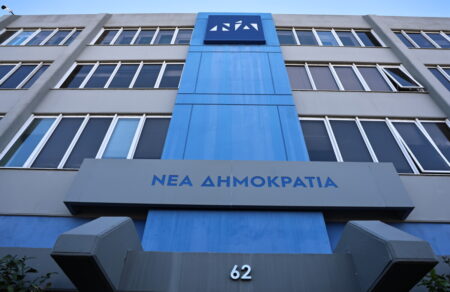 nea-dimokratia-o-adonis-anavei-ti-delfinomachia-gefyres-mitsotaki-me-vaggeli-marinaki-822840