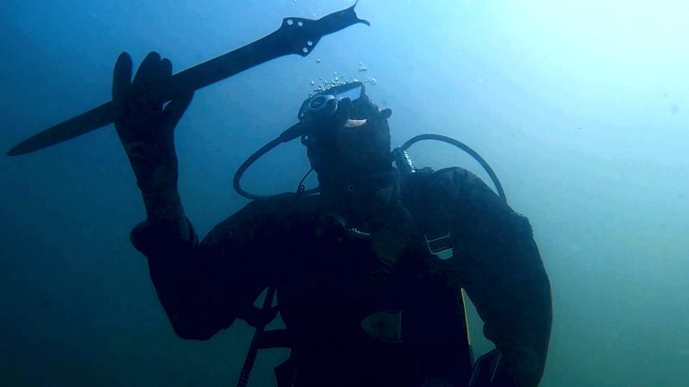Ιταλία / Βρήκαν σπαθί 3.300 ετών στον βυθό λίμνης με την λεπίδα του ακόμη κοφτερή [Βίντεο, Φωτό]