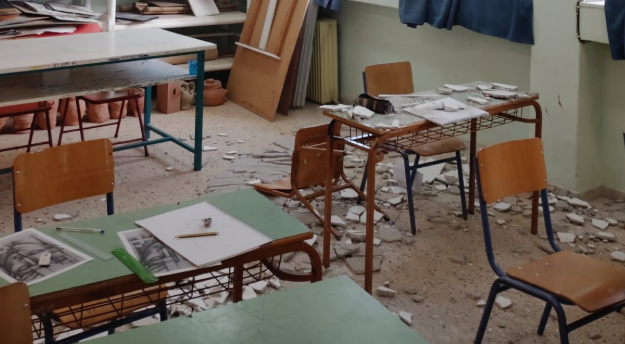 Θεσσαλονίκη / Σοβάς έπεσε σε κεφάλι μαθητή – Μεταφέρθηκε αιμόφυρτος στο νοσοκομείο [Φωτογραφίες]