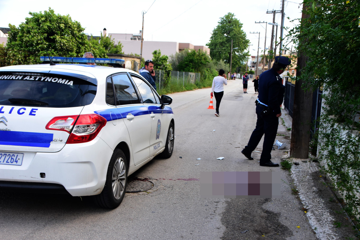 &Delta;&omicron;&lambda;&omicron;&phi;&omicron;&nu;ί&alpha; &Delta;&alpha;&sigma;&kappa;&alpha;&lambda;ά&kappa;&eta; / &Beta;&alpha;&rho;&iota;έ&sigmaf; &kappa;&alpha;&tau;&eta;&gamma;&omicron;&rho;ί&epsilon;&sigmaf; &gamma;&iota;&alpha; &tau;&rho;ί&alpha; ά&tau;&omicron;&mu;&alpha; &ndash; &Omicron; έ&nu;&alpha;&sigmaf; &epsilon;&mu;&pi;&lambda;&epsilon;&kappa;ό&tau;&alpha;&nu; &sigma;&tau;&eta;&nu; &upsilon;&pi;ό&theta;&epsilon;&sigma;&eta; &Gamma;&iota;&alpha;&kappa;&omicron;&upsilon;&mu;ά&kappa;&eta;