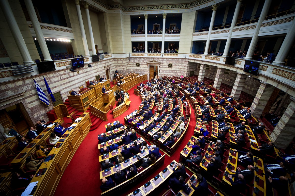 Τέμπη / Οι κοινοβουλευτικές μάχες και το «απωθημένο» Μητσοτάκη με τους εργαζόμενους στο δημόσιο