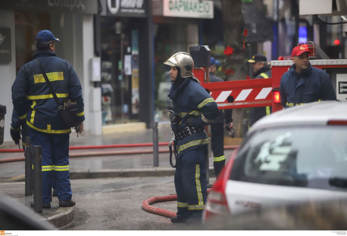 Γλυφάδα / Φωτιά σε κτίριο – Επιχειρούν ισχυρές δυνάμεις της Πυροσβεστικής