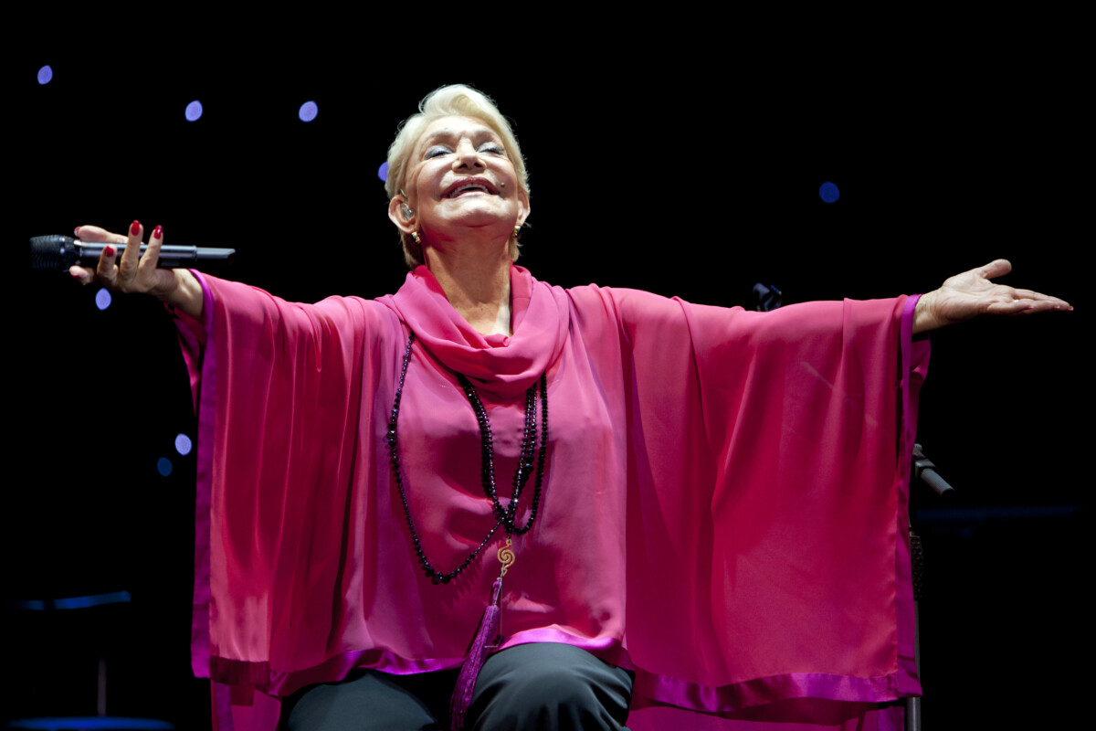 &Mu;&alpha;&rho;&iota;&nu;έ&lambda;&lambda;&alpha; / &Pi;έ&theta;&alpha;&nu;&epsilon; &eta; &sigma;&pi;&omicron;&upsilon;&delta;&alpha;ί&alpha; &tau;&rho;&alpha;&gamma;&omicron;&upsilon;&delta;ί&sigma;&tau;&rho;&iota;&alpha;