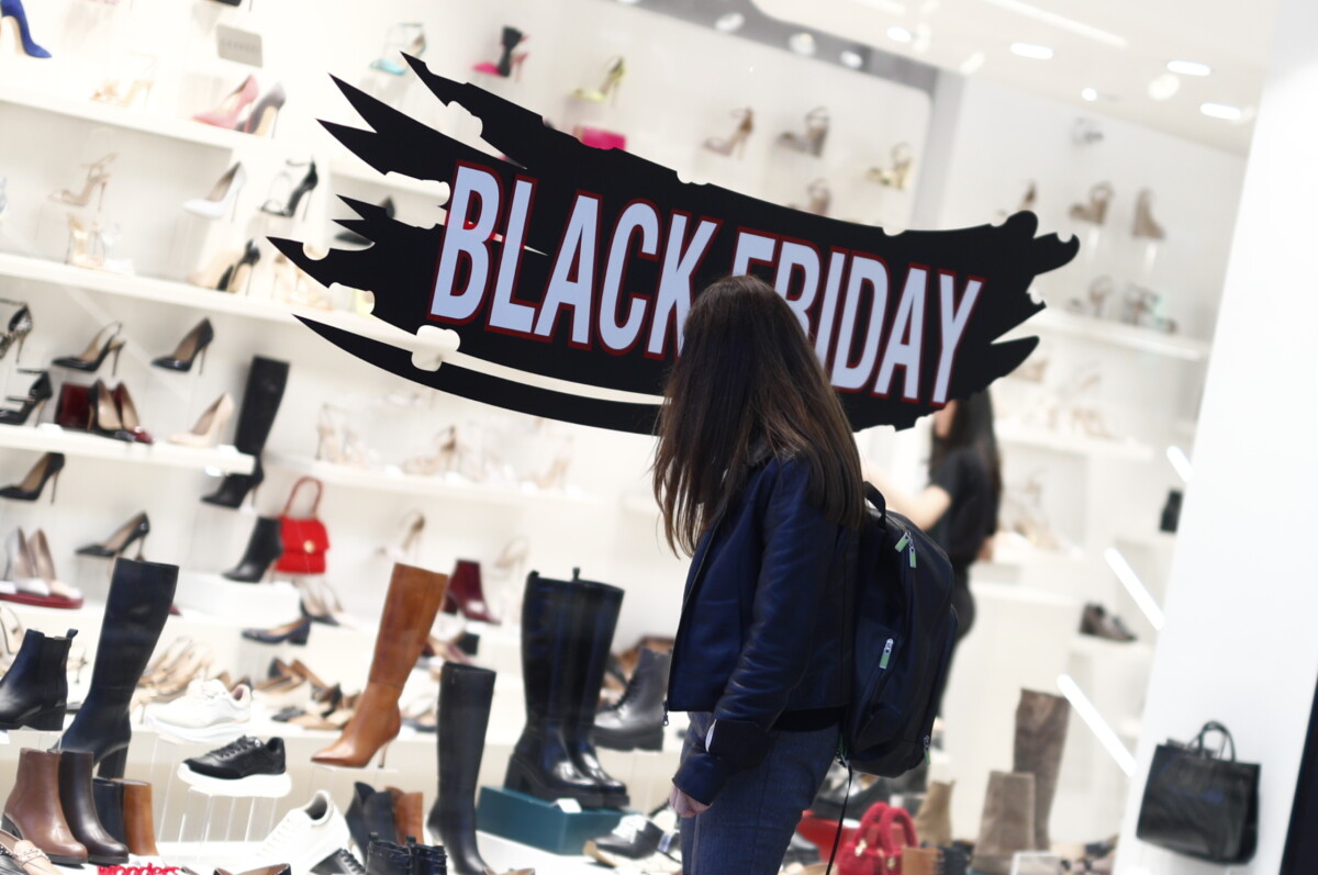 Black Friday / Πρόστιμα σε 14 εταιρείες για παραπλανητικές εκπτώσεις