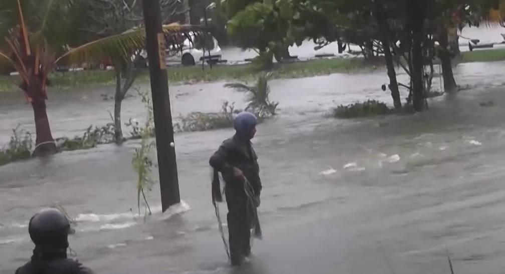 Σρι Λάνκα / Νεκροί, εκτοπισμένοι και ζημιές από τροπική καταιγίδα [Βίντεο]