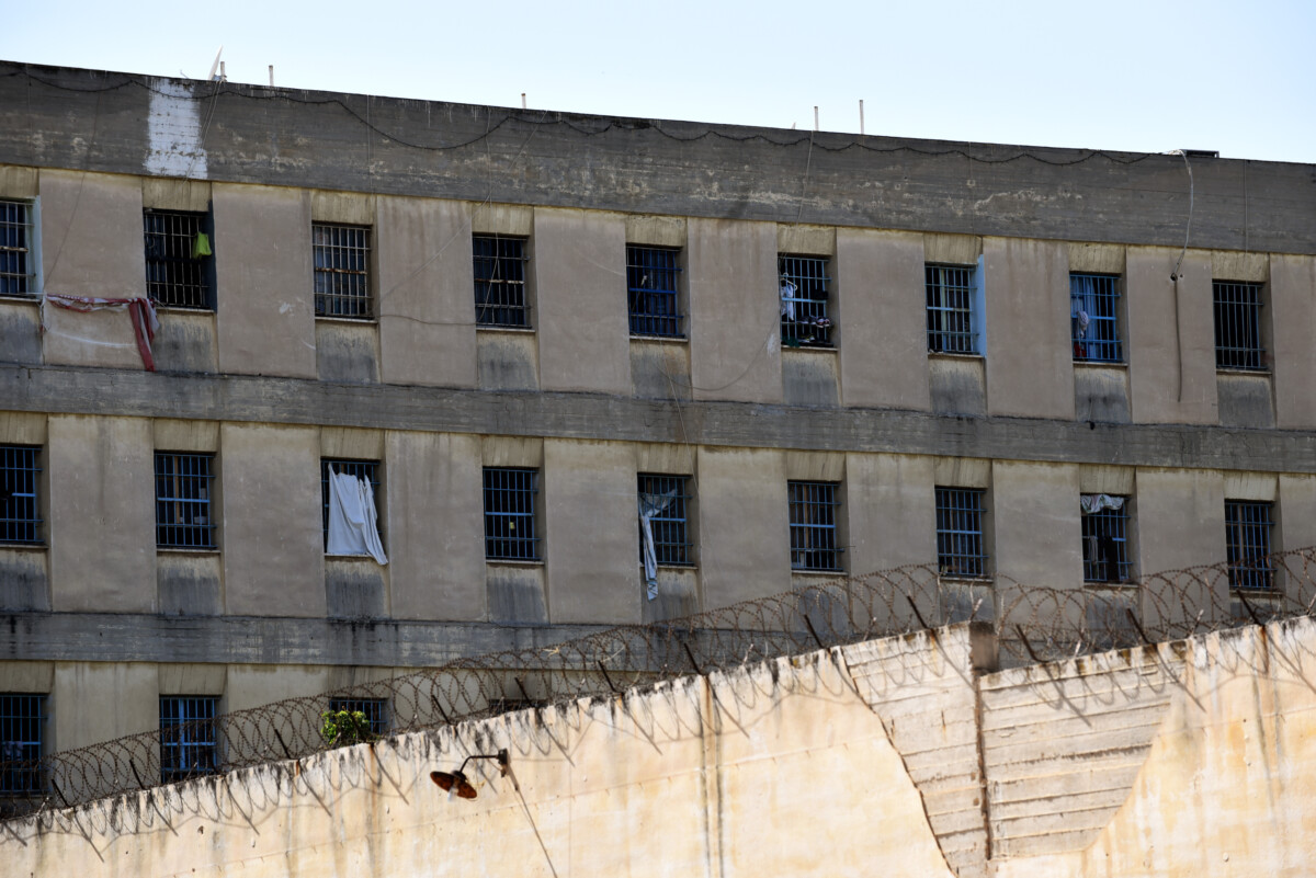 &Phi;&upsilon;&lambda;&alpha;&kappa;έ&sigmaf; &Nu;&iota;&gamma;&rho;ί&tau;&alpha;&sigmaf; &Sigma;&epsilon;&rho;&rho;ώ&nu; / &Pi;ώ&sigmaf; έ&gamma;&iota;&nu;&epsilon; &eta; &sigma;&upsilon;&mu;&pi;&lambda;&omicron;&kappa;ή &mu;&epsilon; &tau;&omicron;&upsilon;&sigmaf; &delta;ύ&omicron; &nu;&epsilon;&kappa;&rho;&omicron;ύ&sigmaf;