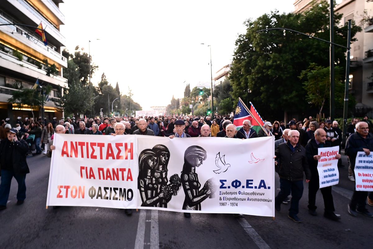 Πολυτεχνείο / Σε εξέλιξη η μεγάλη πορεία – «Προληπτικές» προσαγωγές, drones και «αύρες»