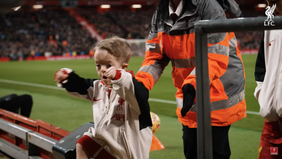 «You’ll Never Walk Alone» / Η έκπληξη της Λίβερπουλ στον Isaac που γεννήθηκε με σπάνια διαταραχή