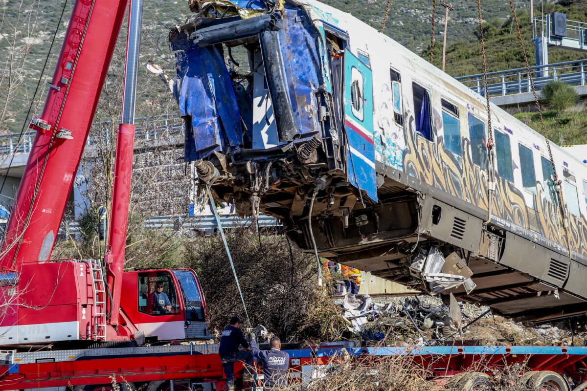 ΣΥΡΙΖΑ / Παρατείνουν τη θητεία του προϊσταμένου των ιατροδικαστών – Η σχέση του με τα Τέμπη