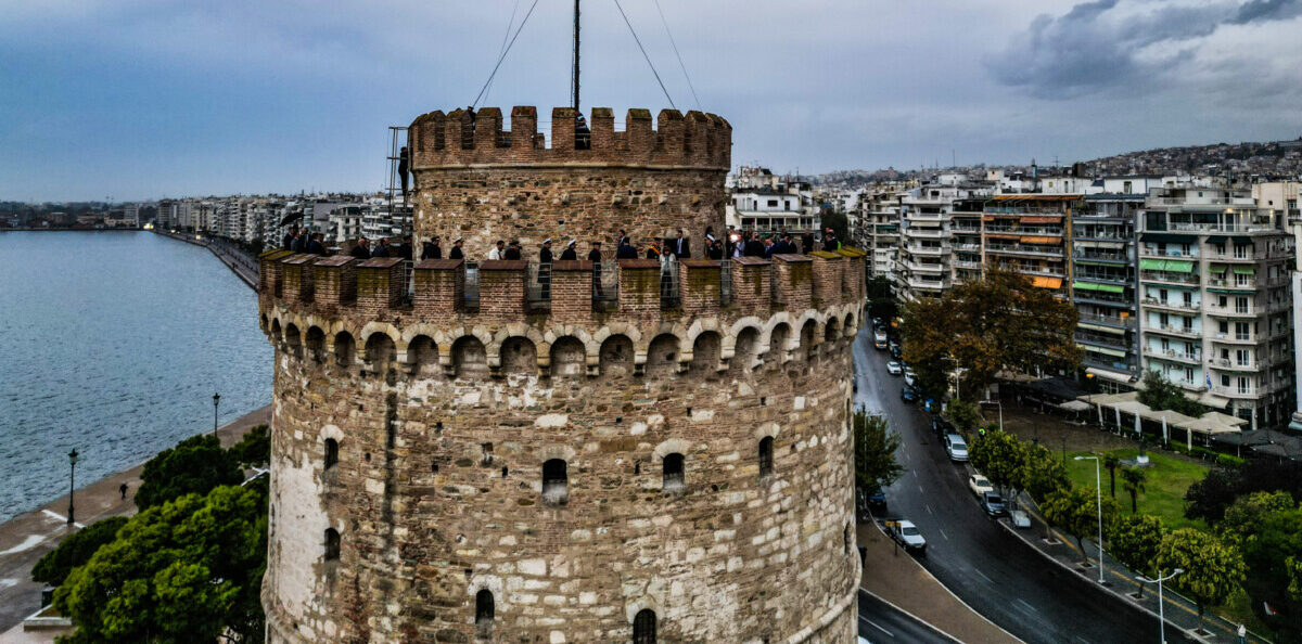 Πύργος Λευκός σε φόντο μαύρο / Σχολείο, πλατεία, κερκίδα και ακροδεξιά