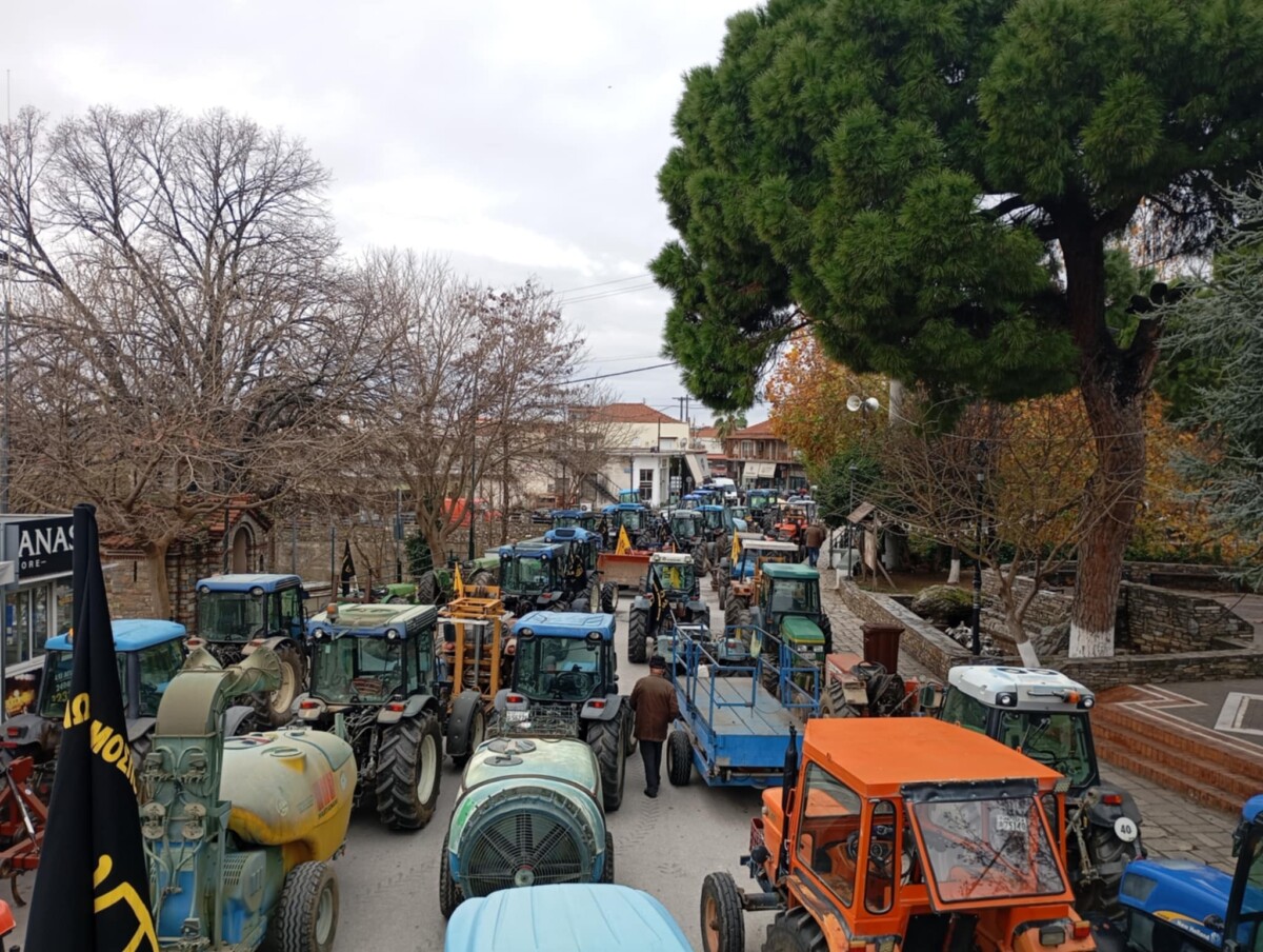 Λάρισα / Βγήκαν τα τρακτέρ στην Αγιά – Τι ζητούν οι αγρότες