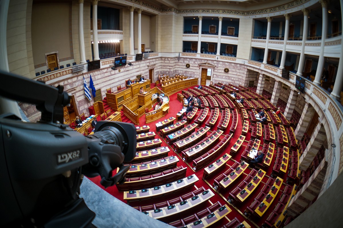 Τα των διαδρόμων / Το…κυβερνητικό ταγιέρ της Λατινοπούλου, οι βουτιές του Καραμανλή, το βαρύ κλίμα για τον Νίκο Παππά