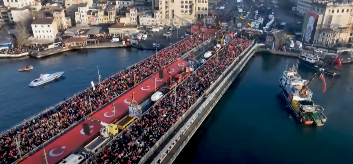 Ιστανμπούλ / Μεγαλειώδης πορεία υπέρ των Παλαιστινίων – Γιος Ερντογάν: «Είμαστε εδώ για την απελευθέρωση του τζαμιού Αλ Άκσα, για την Ιερου